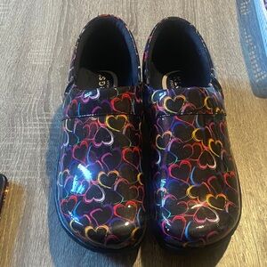 Klogs Black Multicolor Heart Pattern Mules